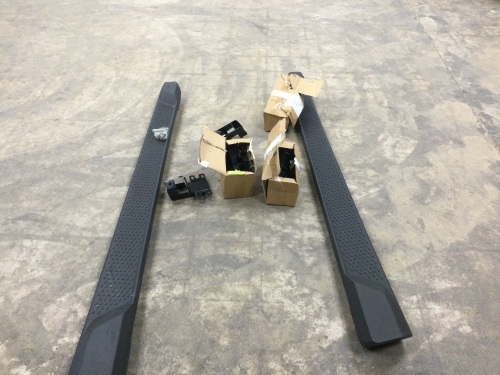 Set of 2 Step-Up Rails for Unknown Vehicle - Lot 1269