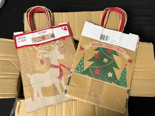 Case of 12 Holiday Gift Bags, 5pk - Lot 173