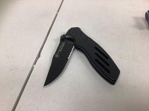 Smith & Wesson Folding Knife, E-Commerce Return, Sold as is - Lot 299