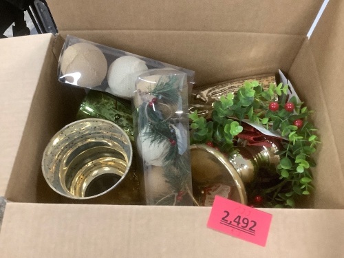 box of miscellaneous christmas - Lot 2492
