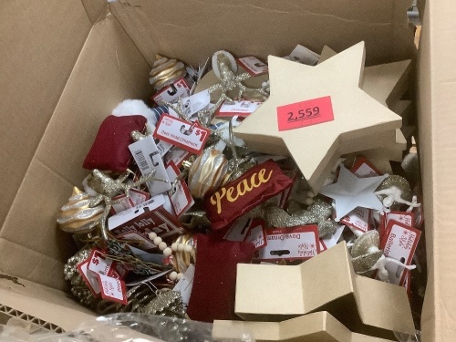 box of miscellanious christmas decorations - Lot 2559