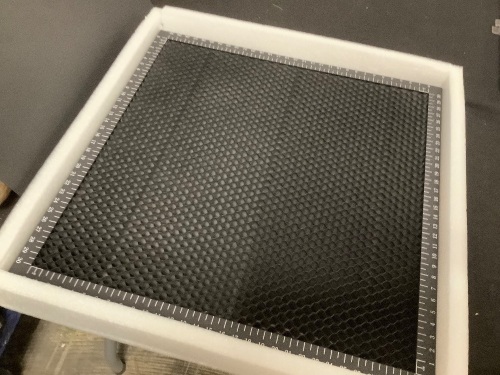 KENTOKTOOL Honeycomb Laser Bed for Laser Engraver and Cutter, 300 x 300mm - Lot 527