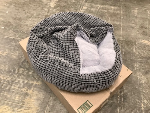 Pet Bed with Cover - Lot 330