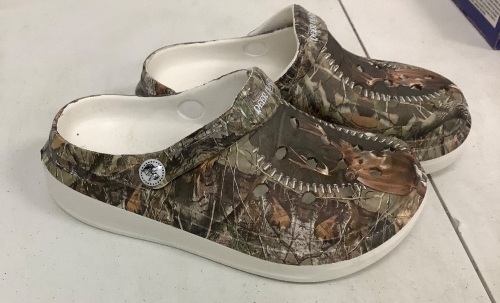 Waterproof Slip-On Shoes Unisex 36-37, E-Comm Return, Sold As-is   - Lot 475