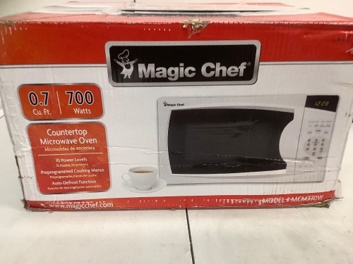 Magic Chef Microwave, Appears New, Sold as is - Lot 62