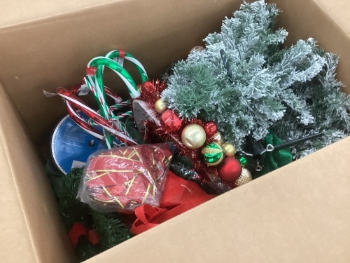 Lot of Holiday Items  - Lot 795