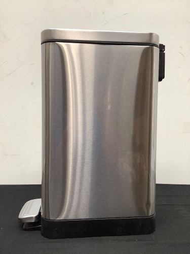 4 Gal Flip-Top Metal Trash Can - Lot 460
