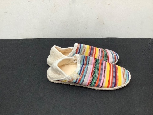 Women's House Shoes/Slippers Size Small - Lot 456