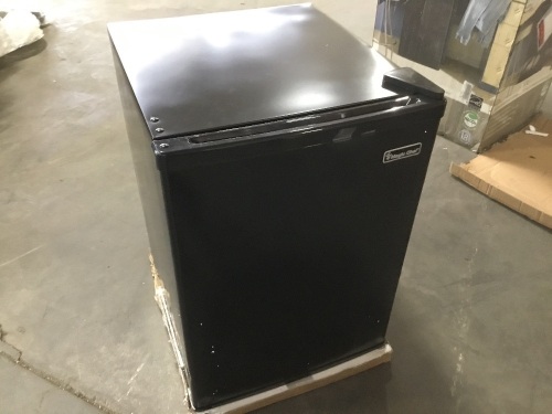 Magic Chef 2.4 cu. ft Compact Refrigerator, Door is Difficult to Shut - Lot 369