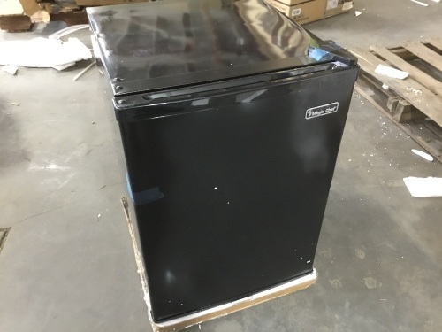 Magic Chef 2.4 cu ft Compact Refrigerator - Lot 398