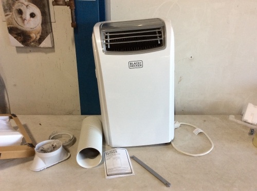 BLACK+DECKER Portable Air Conditioner with Remote Control, 12,000 BTU. Works. Has Some Damage. SEE PICTURES - Lot 599