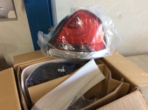 Pair of Tail Lights for Ford Crown Victoria - Lot 152
