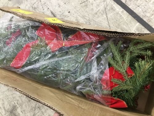 Pre-Lit Garland, Battery Powered w/ 100 Lights, 180 Tips, Pine Cones - 9ft  - Lot 788