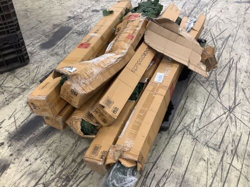 Pallet of Uninspected Outdoor Faux Ivy Privacy Screen Fence  - Lot 951