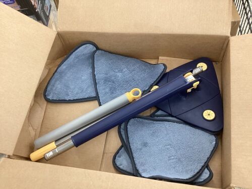 Rotatable Adjustable Telescopic Triangular Mop  - Lot 208
