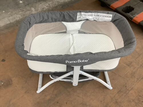 Pamo Babe 2in1 Bassinet Quick Foldable Travel Crib Portable Rocking Bassinet  - Lot 573