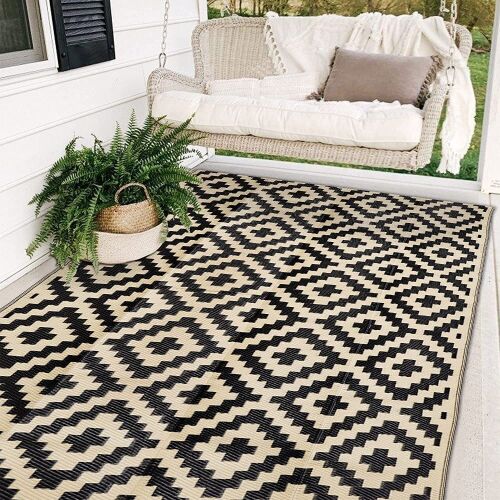 SAND MINE Reversible Plastic Straw Outdoor Rug, Black & Cream, 9' x 12'  - Lot 674