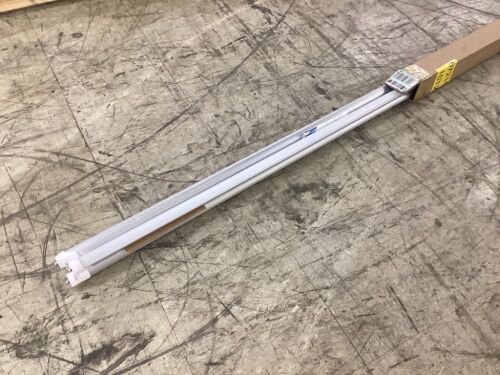 CNSUNWAY 8' LED Bulbs, 4 Pack  - Lot 462