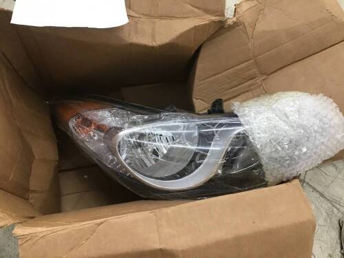 Passengers Side Halogen Headlight for 2011-13 Hyundai Elantra - Broken Mounting Clip  - Lot 724