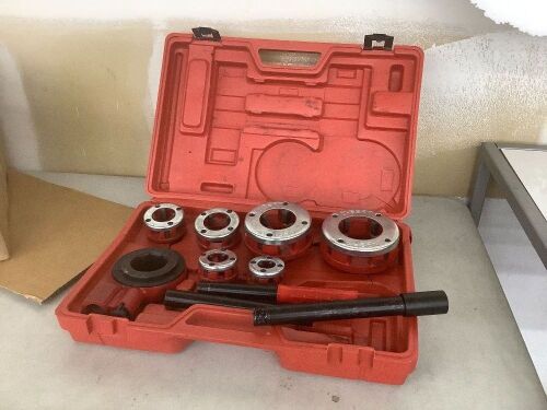 Ratchet Pipe Threader Kit  - Lot 831