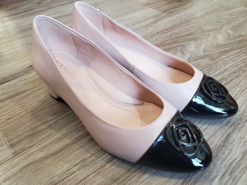 Taryn Rose Babette Shoes Size 8 - Lot 366