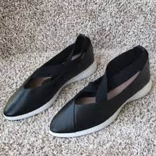Taryn Rose Danielle Black Walking Shoe Size 7.5 - Lot 394