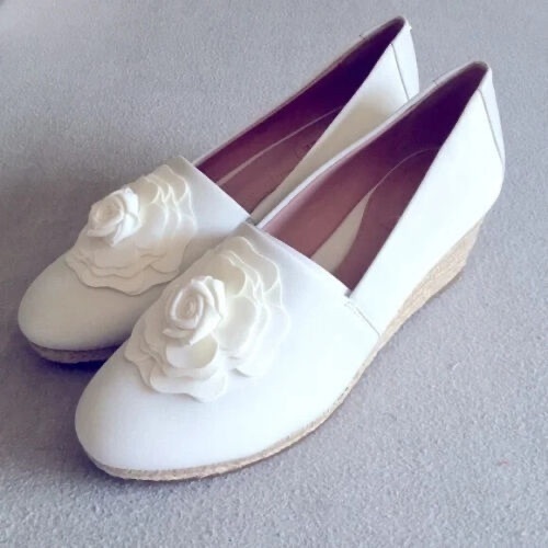 Taryn Rose White Wedge Heels Size 8 - Lot 422