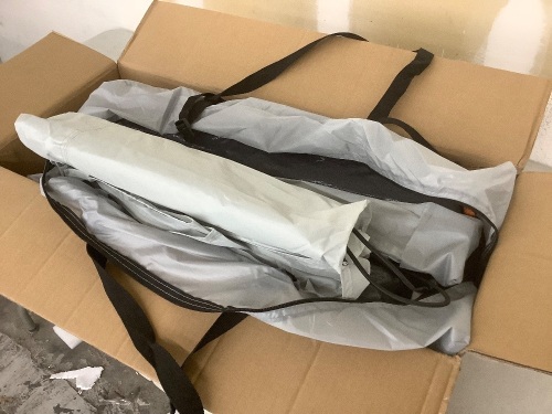 6 Person SUV Tent - Bad Zipper - Lot 550