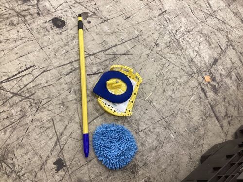 CHOMP Long Handle Wall Cleaning Tool with Microfiber Pad  - Lot 280