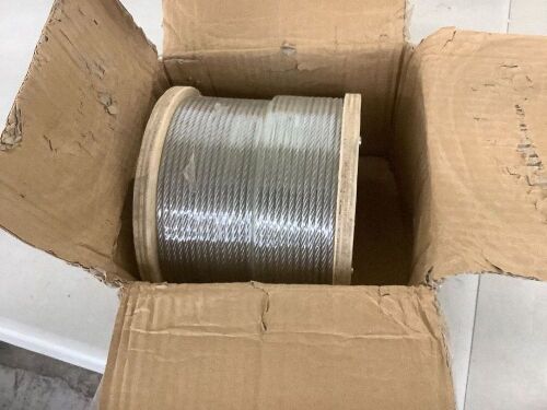 VEVOR 250 ft. x 3/16 in. Cable Railing Kit 3700 lbs. Load T304 Stainless Steel Wire Rope Winch with 7x19 Strand for Deck Stair - Lot 660
