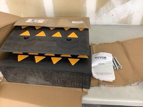 VEVOR Rubber Curb Ramp 2 Pack, 6" Rise Height Heavy-Duty 15 T Capacity - Missing 1 Bolt  - Lot 301