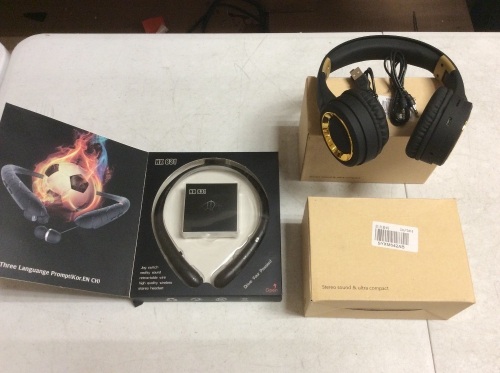 Lot of Headphones  - Lot 863