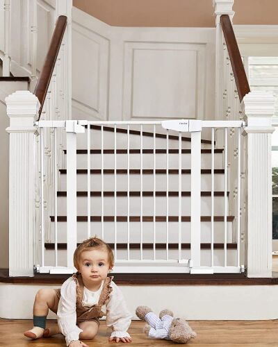 Cumbor 29.7-46" Auto Close Baby Safety Gate, White  - Lot 232