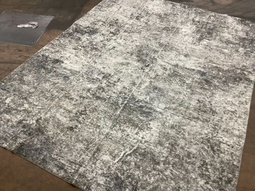 Area Rug 7'5.5" x 10'  - Lot 551
