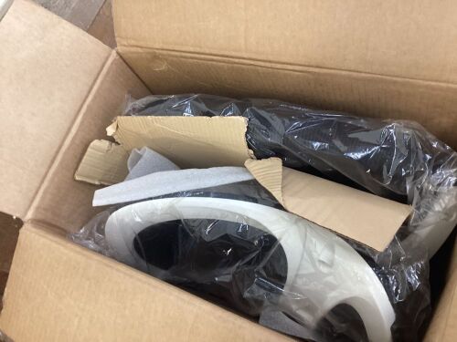 Comhoma Ergonomic Office Chair - Missing Wheel  - Lot 697