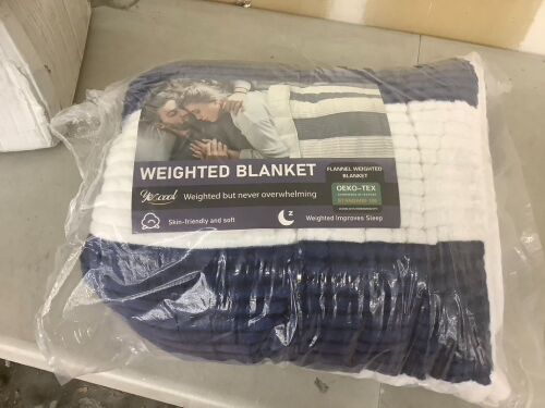 Flannel Weighted Blanket  - Lot 695