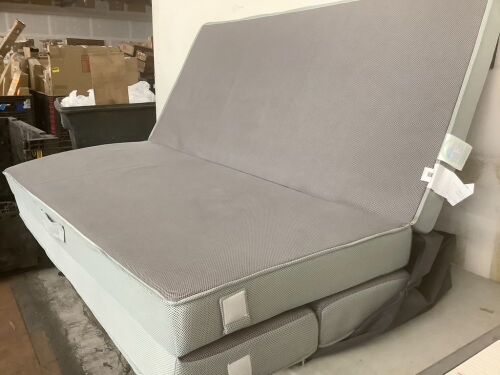 Queen Folding Portable Mattress Topper w/ Plush Foam 4" - Broken Zipper - Lot 354