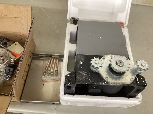 VEVOR Sliding Gate Opener AC1400 3100LBS with 2 Remote Controls, Move Speed 43ft Per Min - Lot 449