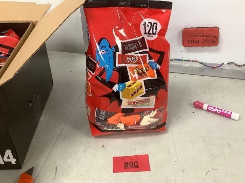 Box Of Assorted Halloween Candy 6 Bags - Lot 890