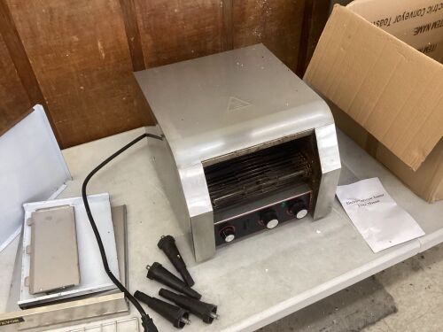 VEVOR 300 Slices/Hour Commercial Conveyor Toaster w/ Double Heating Tubes, 2200W  - Lot 670