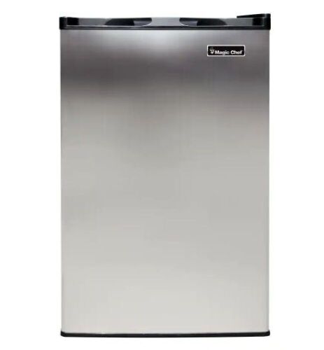 Magic Chef 3.0 cu. ft. Upright Freezer in Stainless Steel - Lot 17