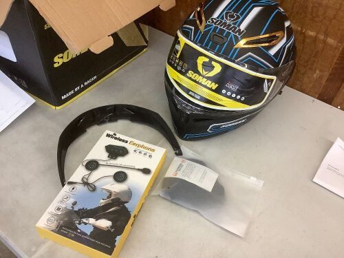 Full Face Motorcycle Helmet with Wireless Headset, M  - Lot 503