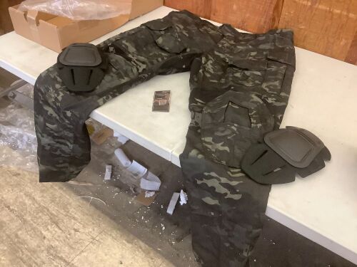 Camo Pants w/ Knee Pads, 2XL  - Lot 294