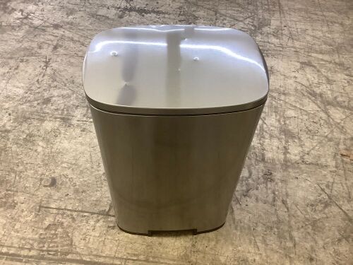 Trash Can wth Lid - Dented  - Lot 324