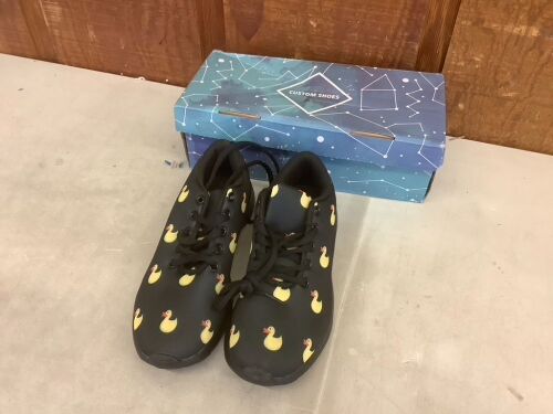 Duck Print Tennis Shoes, 7W - Lot 479