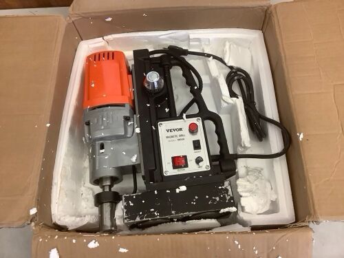 VEVOR 1680W MD50 Magnetic Drill 300 RPM Spindle Speed Electric Magnetic Drilling System with 2 Inch Boring Diameter and 2900 LBS Magnet Force - Missing One Handle - Lot 603