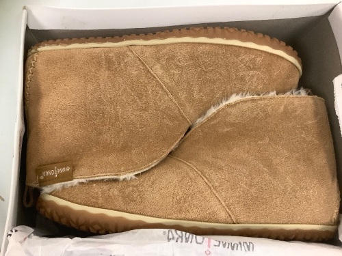 Minnetonka Womens Furlined Booties, Size 10, Appears New - Lot 114