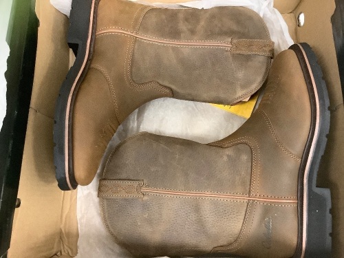 Mens Pinedale Square Toe Boots, Size 9EE, Appears New - Lot 125