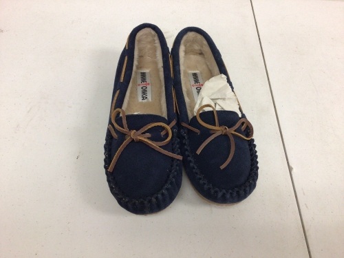 Minnetonka Moccasin Cally Ladies, 9, Appears new, Sold as is - Lot 175