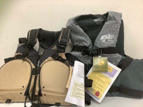 Lot of (2) Flotation Vests Men's 4XL and Men's Universal, Appears New, Sold As-is - Lot 625